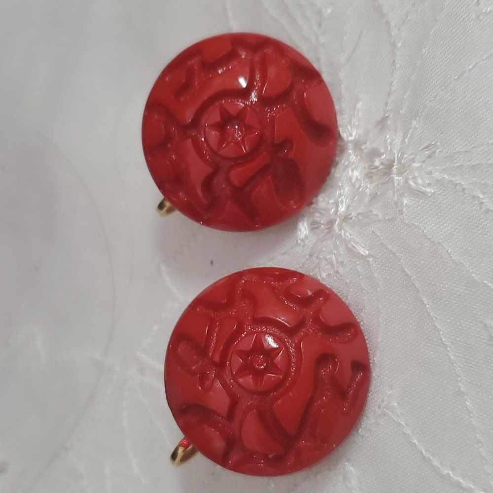 Vintage Red clip on earrings Dz